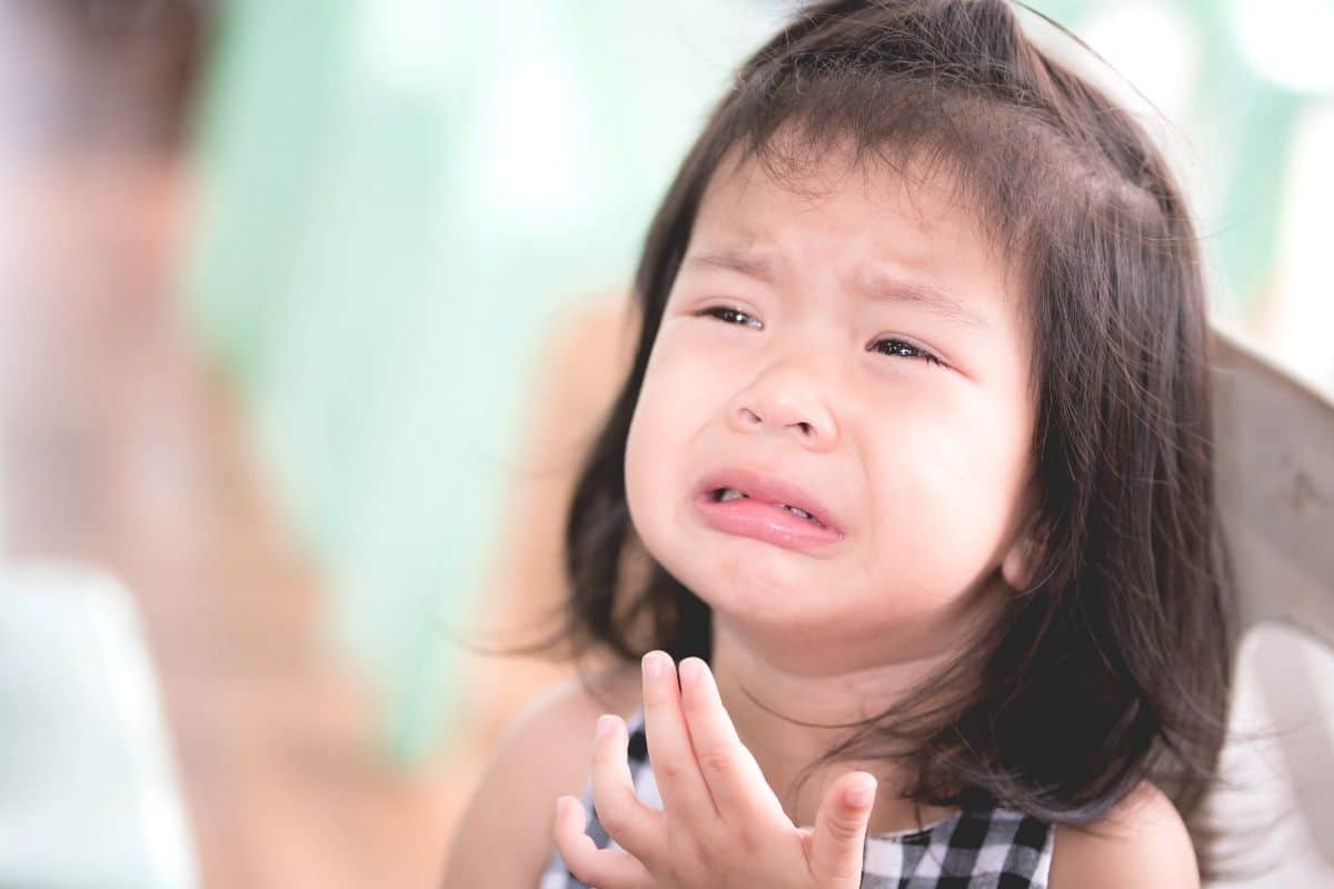 Cara mengatasi anak menangis minta telefon