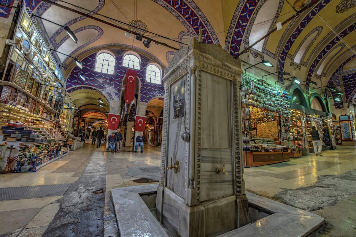 Gambar Di Dalam Pasar Grand Bazaar Istanbul Dengan Paip Air Tempat Ambil Wuduk